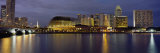 Buildings Lit Up at Night, Marina Bay, Singapore Lámina fotográfica por Panoramic Images Buildings Lit Up at Night, Marina Bay, Singapore Lámina fotográfica por Panoramic Images