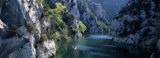 River Flowing Between Mountains, Verdon River, France Lámina fotográfica por Panoramic Images River Flowing Between Mountains, Verdon River, France Lámina fotográfica por Panoramic Images