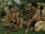 Men Chewing Betel Sit Beside Straw Purses Photographie par W. Robert Moore
