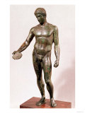 Statue of an Ephebe Making a Libation Lámina giclée Statue of an Ephebe Making a Libation Lámina giclée