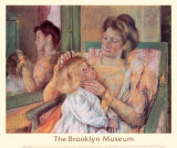 Woman Combing Her Child's Hair Posters par Mary Cassatt