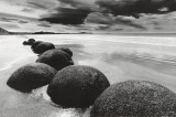 Plajda Aşınmış Kayalar (Boulders on the Beach) - Resim