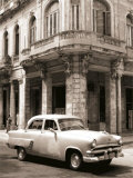 Car Near Building with Balcony Affiches par Nelson Figueredo