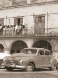 Car Near Building with Clothes Lámina por Nelson Figueredo