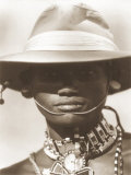 Woman with Hat and Beads Láminas por Alexis de Vilar Woman with Hat and Beads Láminas por Alexis de Vilar