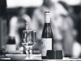 Two Wines Glasses and Bottle Láminas por Francisco Fernandez Two Wines Glasses and Bottle Láminas por Francisco Fernandez