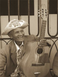 Man Holding A Guitar Pósters por Nelson Figueredo Man Holding A Guitar Pósters por Nelson Figueredo