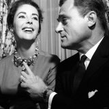 Elizabeth Taylor April 1957 with Husband Mike Todd Showing Off Diamond Ring Lámina fotográfica Elizabeth Taylor April 1957 with Husband Mike Todd Showing Off Diamond Ring Lámina fotográfica