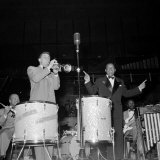 1950s Jazz Performers Lionel Hampton, Band Leader at the Royal Festival Hall in London Lámina fotográfica 1950s Jazz Performers Lionel Hampton, Band Leader at the Royal Festival Hall in London Lámina fotográfica