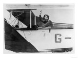 Amy Johnson (Mrs Mollison) Sits in Her Plane and Smiles and Waves to the Camera Lámina giclée Amy Johnson (Mrs Mollison) Sits in Her Plane and Smiles and Waves to the Camera Lámina giclée
