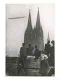 Excited Spectators Watching a Zeppelin Z111 Fly Over Cologne Cathedral Germany - Giclee Baskı Excited Spectators Watching a Zeppelin Z111 Fly Over Cologne Cathedral Germany - Giclee Baskı