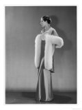 Evening Dress: an Evening Jacket in Rosalba Red Silk Trimmed with Blue Fox Fur by Jodelle of Paris Lámina giclée Evening Dress: an Evening Jacket in Rosalba Red Silk Trimmed with Blue Fox Fur by Jodelle of Paris Lámina giclée