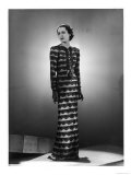 Dinner Gown in Pale Pink Crepe Trimmed with Rows of Black Lace by Balenciaga of Paris Lámina giclée Dinner Gown in Pale Pink Crepe Trimmed with Rows of Black Lace by Balenciaga of Paris Lámina giclée