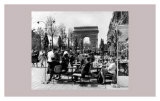 Paris Cafe Terrasse on Champs Elysees next Arc of Triumph, 1960 Póster