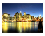 La ligne d'horizon de Lower Manhattan s'embrase derrière East River Reproduction procédé giclée par New Yorkled