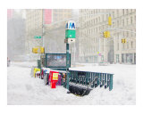 NYC Subway Entrance Buried in Snow Giclée-tryk af New Yorkled NYC Subway Entrance Buried in Snow Giclée-tryk af New Yorkled