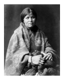 Girl In Blanket Lámina giclée por Edward S. Curtis