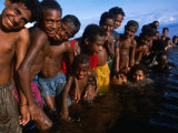 Children Playing In Water, Manam Island, Madang, Papua New Guinea Lámina fotográfica por Jerry Galea Children Playing In Water, Manam Island, Madang, Papua New Guinea Lámina fotográfica por Jerry Galea