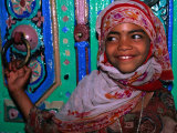 Young Girl About to Enter Mosque, Yifrus, Yemen Photographie par Juliet Coombe