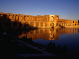Sunset Illuminates Pol-E Khaju Bridge, Esfahan, Iran Lámina fotográfica por Jane Sweeney Sunset Illuminates Pol-E Khaju Bridge, Esfahan, Iran Lámina fotográfica por Jane Sweeney