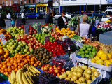 Fruit And Vegetable Stall At Moore Street Market, Dublin, Ireland Lámina fotográfica por Oliver Strewe Fruit And Vegetable Stall At Moore Street Market, Dublin, Ireland Lámina fotográfica por Oliver Strewe