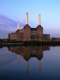 Best Recognised as the Cover of a Pink Floyd Album is the Battersea Power Plant - London, England Fotografie-Druck von Doug McKinlay