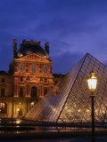 The Louvre Museum and Pyramid, Paris, Ile-De-France, France Photographie par Jan Stromme