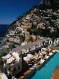 Swimming Pool of Hotel Sirenuse in Hillside Town, Positano, Campania, Italy Lámina fotográfica por Roberto Gerometta Swimming Pool of Hotel Sirenuse in Hillside Town, Positano, Campania, Italy Lámina fotográfica por Roberto Gerometta