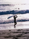 Longboarder Walking on Beach, Indonesia Fotografisk trykk av Paul Beinssen Longboarder Walking on Beach, Indonesia Fotografisk trykk av Paul Beinssen