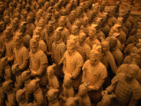Excavated Terracotta Warriors Guarding the Mausoleum of Emperor Qin, Xi'An, Shaanxi, China Lámina fotográfica por Juliet Coombe Excavated Terracotta Warriors Guarding the Mausoleum of Emperor Qin, Xi'An, Shaanxi, China Lámina fotográfica por Juliet Coombe