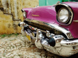 Christopher P Baker - 1957 Chevy Bel-Air Car Front Grill and Bumper in Cobbled Street, Trinidad, Cuba Fotografická reprodukce Christopher P Baker - 1957 Chevy Bel-Air Car Front Grill and Bumper in Cobbled Street, Trinidad, Cuba Fotografická reprodukce