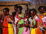 Group of Masai Women in Traditional Dress, Masai Mara National Reserve, Rift Valley, Kenya Lámina fotográfica por Mitch Reardon Group of Masai Women in Traditional Dress, Masai Mara National Reserve, Rift Valley, Kenya Lámina fotográfica por Mitch Reardon