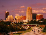 Highway with City Skyline Behind, Raleigh, USA Fotografisk tryk af Witold Skrypczak