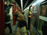People Disembarking Subway Train, New York City, New York, USA Photographie par Angus Oborn