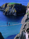 People Walking Across Carrick-A-Rede Rope Bridge to Small Rocky Island, Antrim, Northern Ireland Photographie par Gareth McCormack