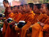 Jeunes moines venant recevoir l'aumône, Chiang Mai, Thaïlande Photographie par Jerry Alexander