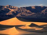 Sand Dunes and Mountain Range, Death Valley National Park, California, USA Fotografie-Druck von Mark Newman