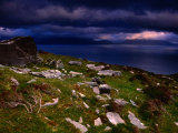 Nuages noirs au-dessus des coteaux de Rock-Strewn dominant la baie de Dingle, Dingle, Irlande Photographie par Gareth McCormack