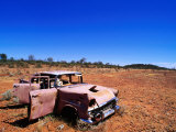 Abandoned Old Holden Car on Mereenie Loop Road, Australia Photographie par Christopher Groenhout