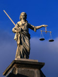 The Much-Criticised Figure of Justice at Dublin Castle, Dublin, Ireland Fotografie-Druck von Doug McKinlay