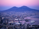 Harbour and Mt. Vesuvio at Dusk Seen from Castel Sant'Elmo, Naples, Italy Photographie par Martin Moos
