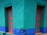 Brightly Painted Corner House in Chinique, Quiche, Guatemala Fotografie-Druck von Jeffrey Becom