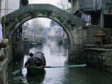 A Bamboo Boat Makes Its Way Through Shaoxing Water Town, Shaoxing, Zhejiang, China Photographie par Keren Su