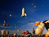 Space Shuttle and Cow Shaped Balloons at Balloon Fiesta, Albuquerque, New Mexico, USA Fotografisk tryk af Ralph Lee Hopkins Space Shuttle and Cow Shaped Balloons at Balloon Fiesta, Albuquerque, New Mexico, USA Fotografisk tryk af Ralph Lee Hopkins