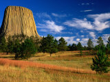 Devil's Tower National Monument, Devils Tower National Monument, Wyoming, USA Fotografisk tryk af Carol Polich Devil's Tower National Monument, Devils Tower National Monument, Wyoming, USA Fotografisk tryk af Carol Polich