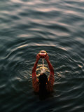 Woman Pouring Water During Morning Puja on Ganges, Varanasi, India Fotografisk tryk af Anthony Plummer