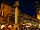 Piazza Delle Erbe, Historic Heart of the City, Verona, Veneto, Italy Photographie par Glenn Beanland