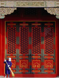 Cleaner Sweeps Steps Inside the Forbidden City, Beijing, China, Photographie par Phil Weymouth