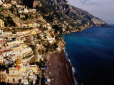 Houses and Church of Santa Maria Assunta Above Spaggia Grande Beach, Positano, Italy Photographie par Craig Pershouse