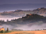 Mist Rising from Valleys Near Asciano, Tuscany, Italy Fotografie-Druck von Diana Mayfield